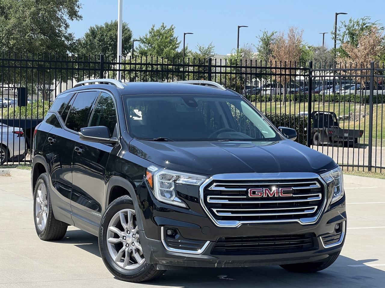 Used 2024 GMC Terrain SLT AWD/4WD image 2
