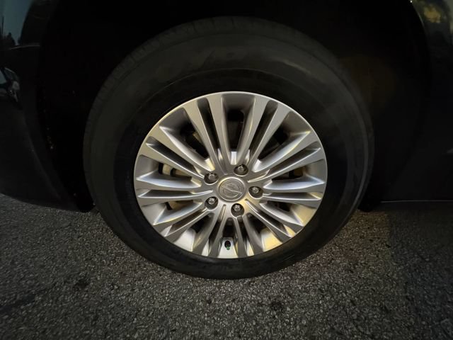 Used 2015 Chrysler Town & Country Touring-L w/ Driver Convenience Group FWD image 9