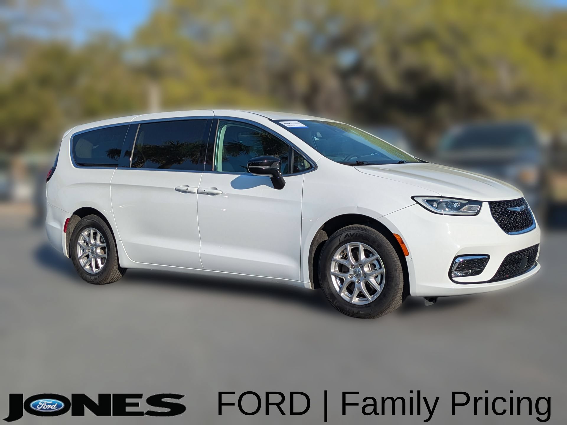 Used 2024 Chrysler Pacifica Touring-L FWD image 1