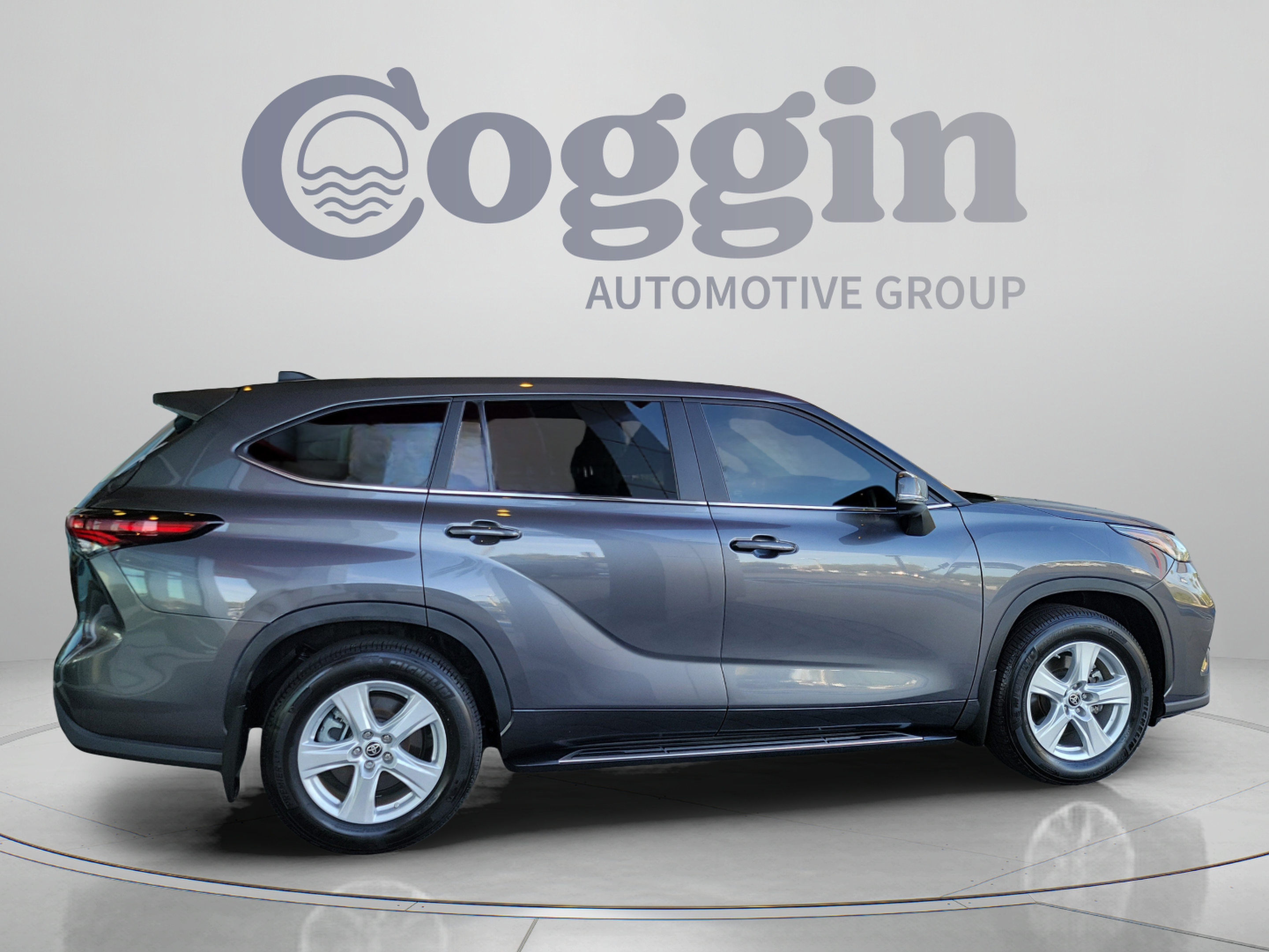 Used 2024 Toyota Highlander LE AWD/4WD image 7