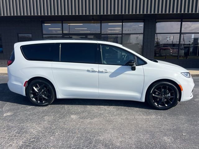 New 2026 Chrysler Pacifica Limited w/ Uconnect Theater Family Group image 2