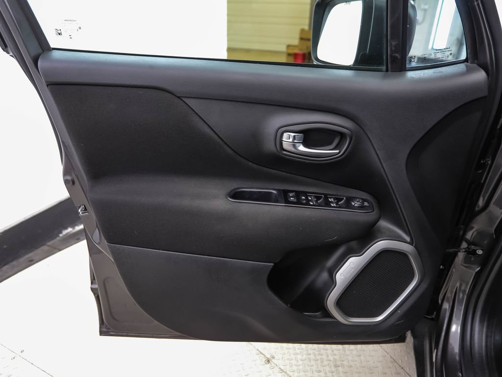 Used 2021 Jeep Renegade Latitude AWD/4WD image 9