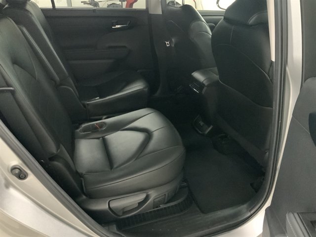 Used 2023 Toyota Highlander XLE AWD/4WD image 18