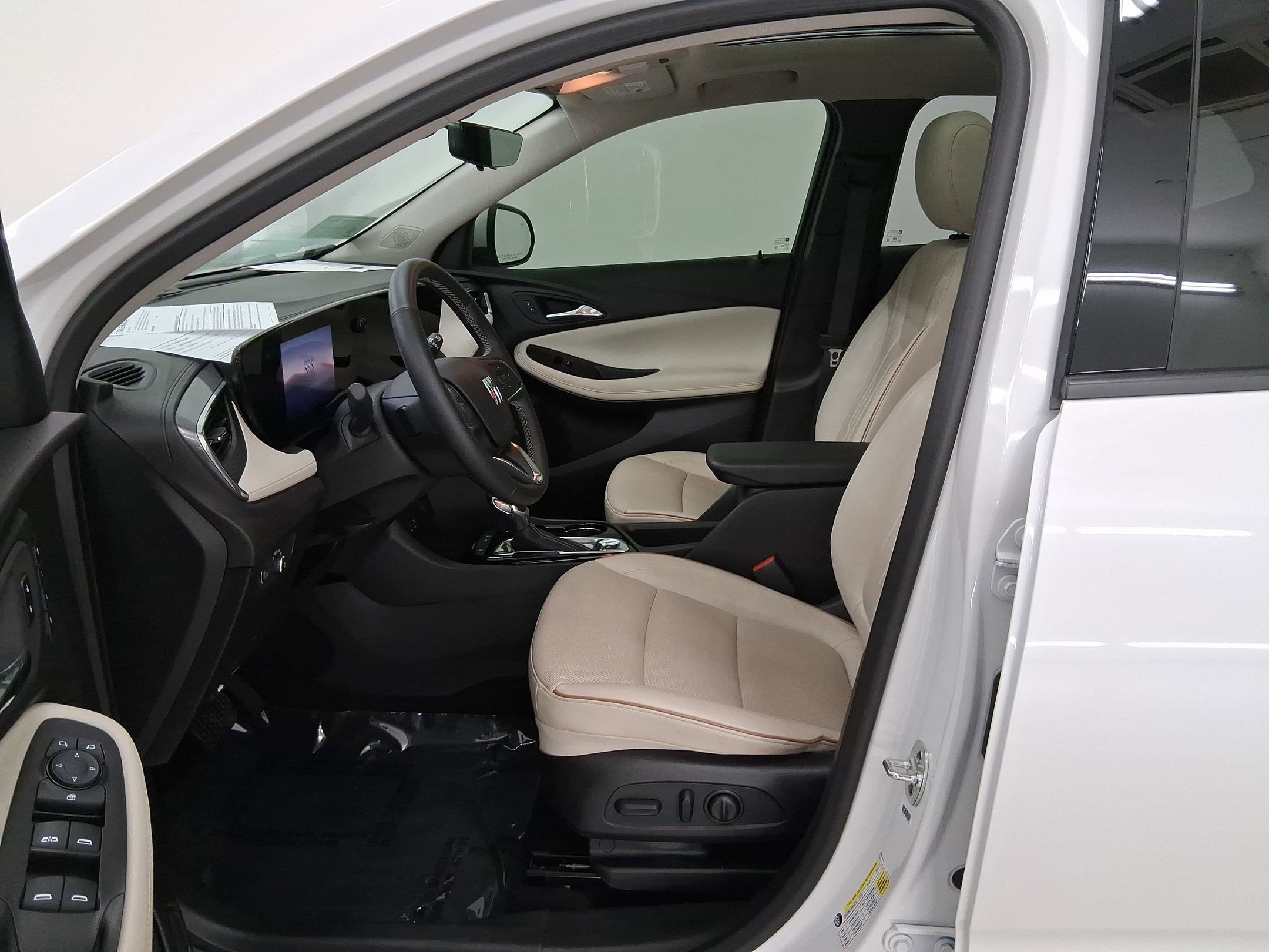 Used 2025 Buick Encore GX Avenir w/ Avenir Technology Package image 5