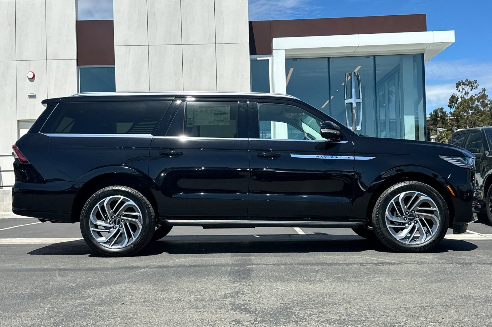 New 2026 Lincoln Navigator L Premier AWD/4WD image 2
