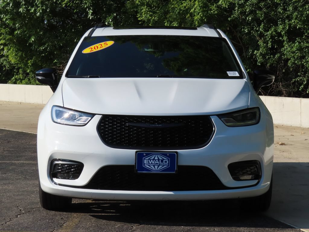 Certified 2025 Chrysler Pacifica Limited FWD image 14