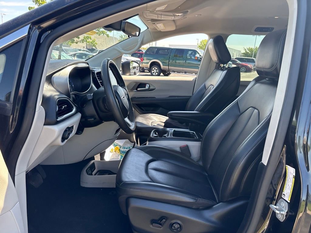 Used 2023 Chrysler Pacifica Touring-L FWD image 15