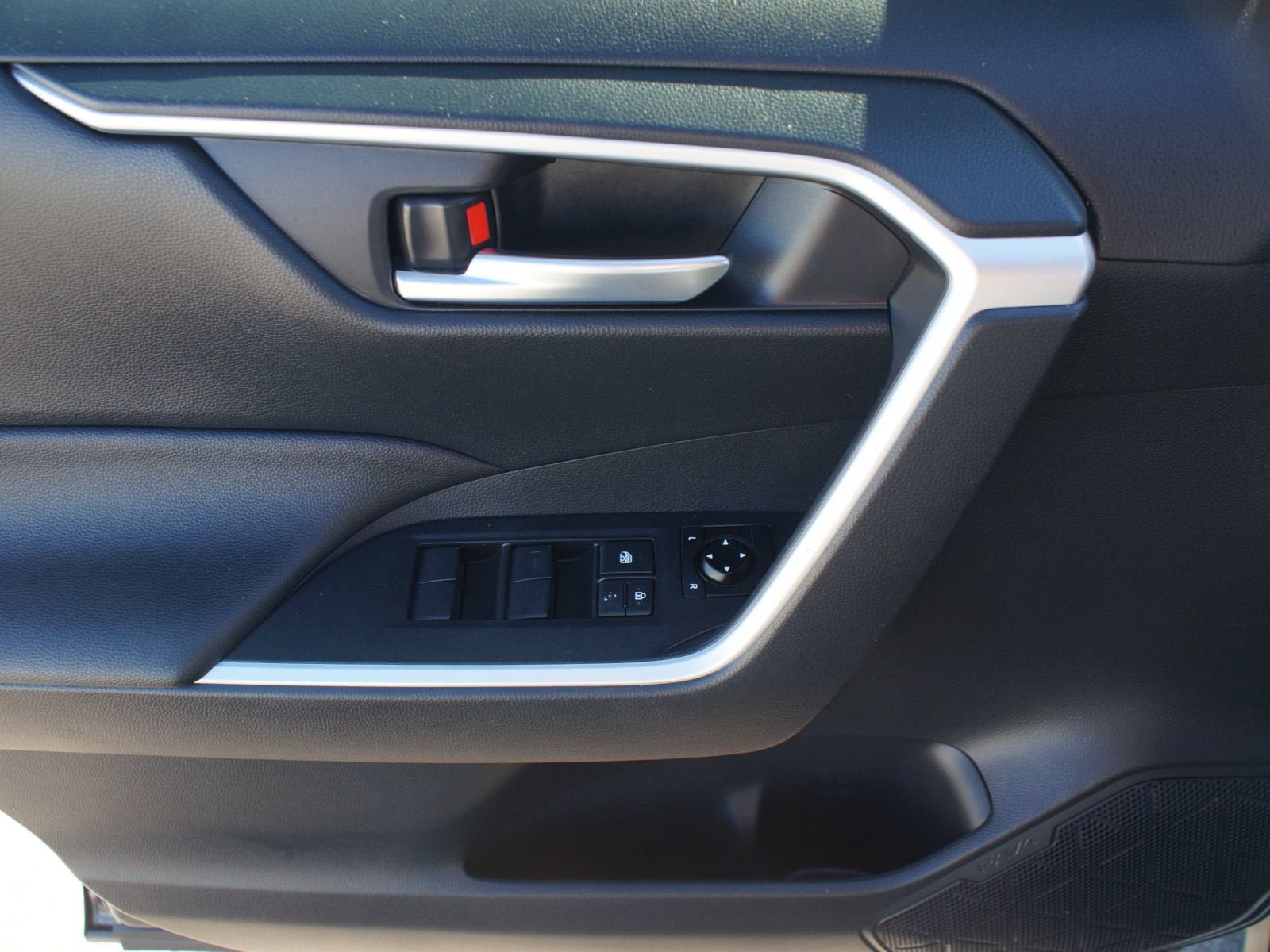 Used 2019 Toyota RAV4 XLE w/ Convenience Package FWD image 29