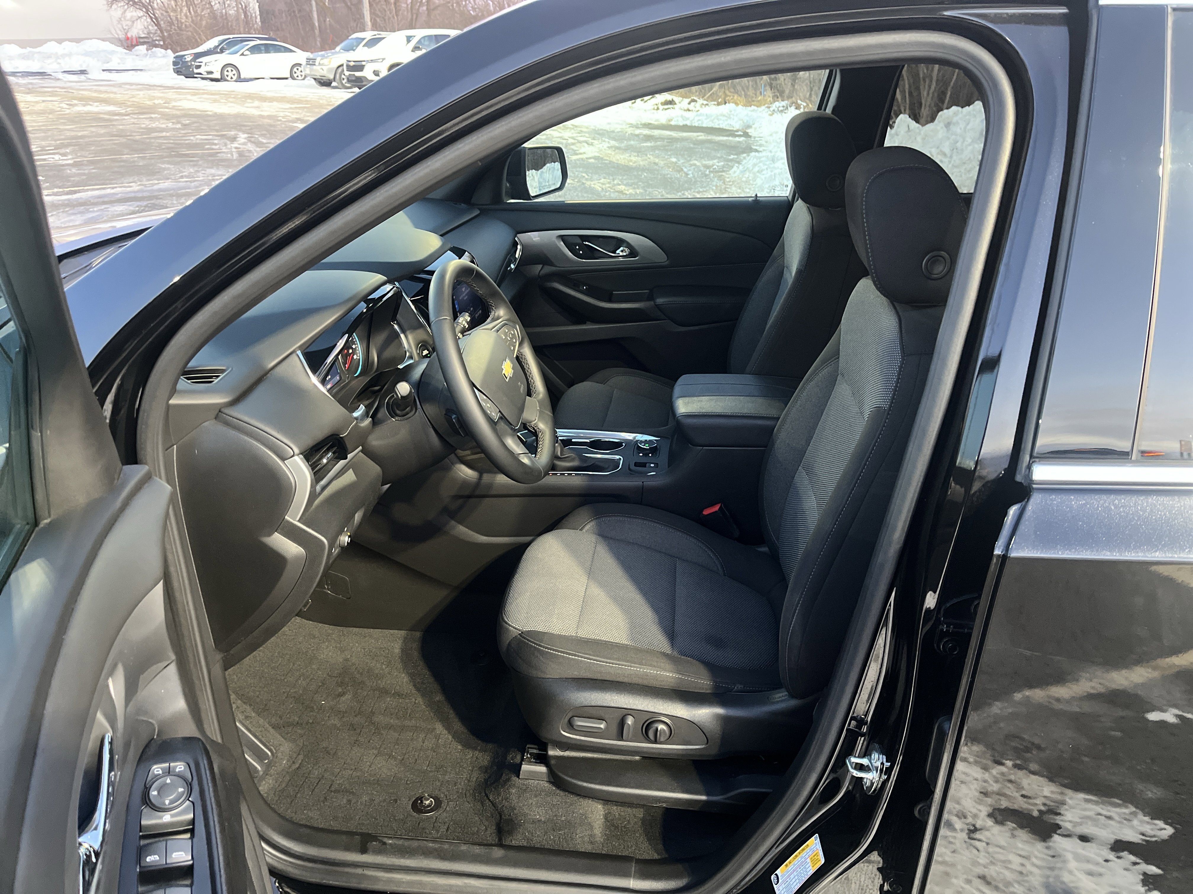 Used 2023 Chevrolet Traverse LT image 9