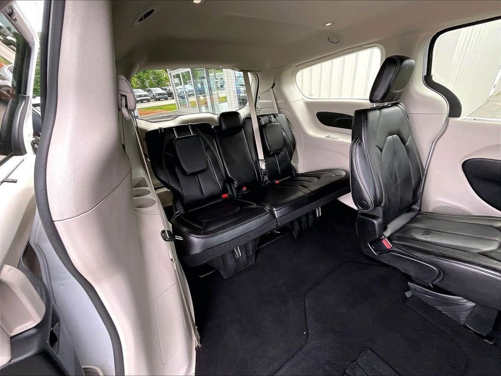 Used 2023 Chrysler Pacifica Touring-L FWD image 17