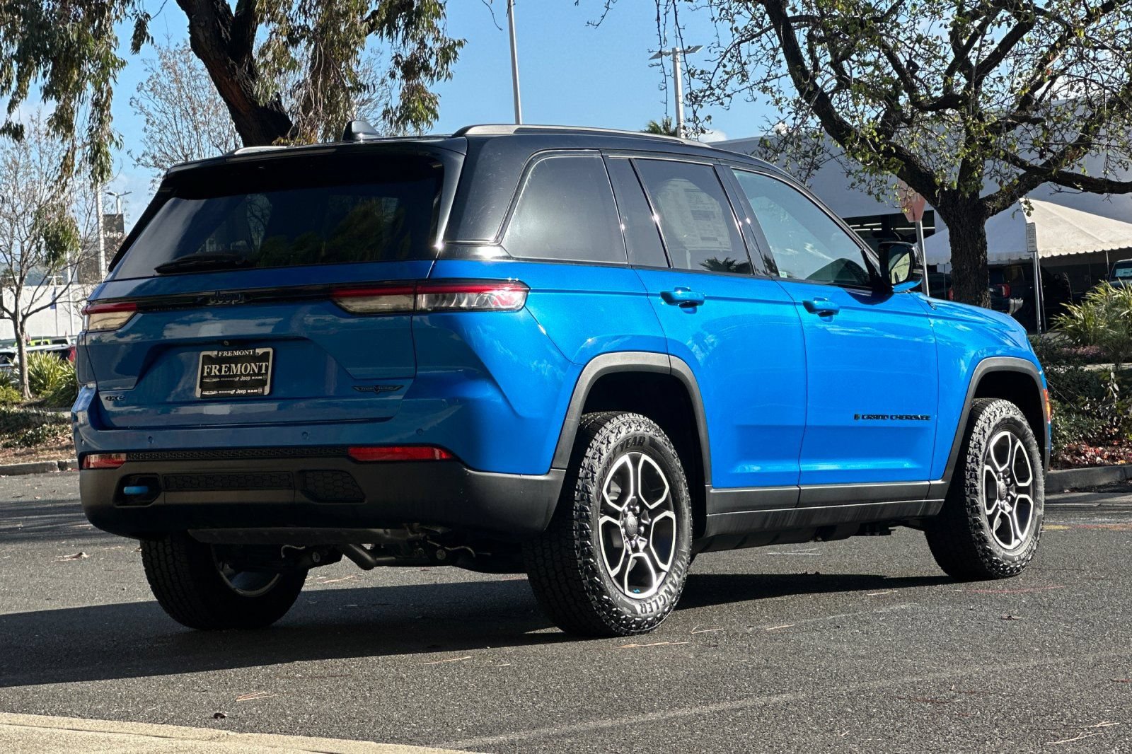New 2023 Jeep Grand Cherokee Trailhawk w/ Advanced Protech Group II AWD/4WD image 3