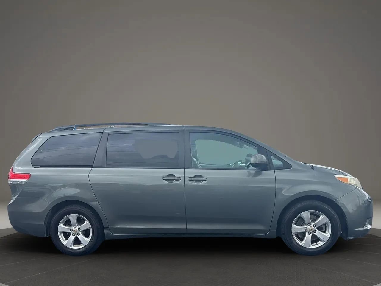 Used 2014 Toyota Sienna LE image 13
