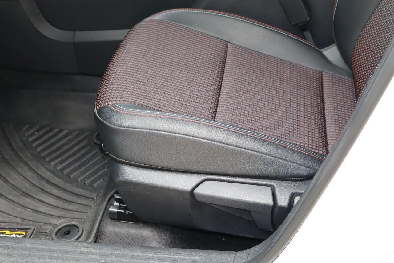 Used 2025 Nissan Kicks SR AWD/4WD image 14
