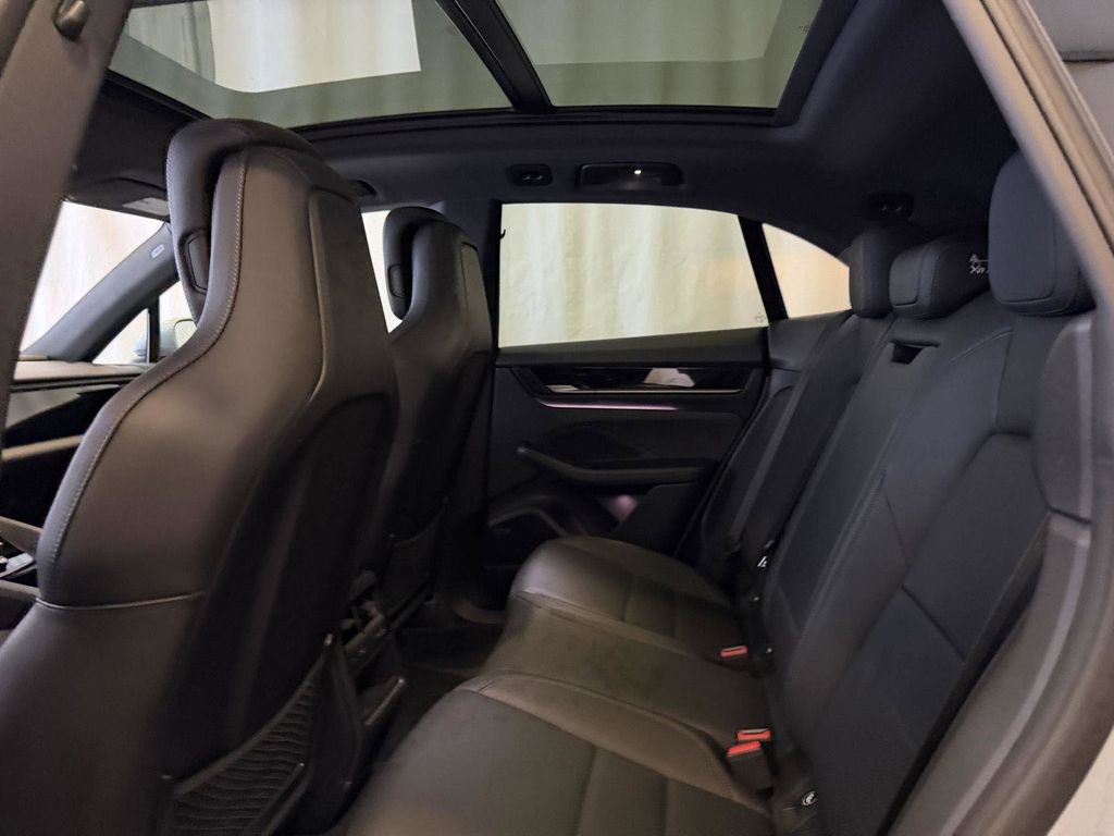 Certified 2025 Porsche Macan 4S Electric AWD/4WD image 24