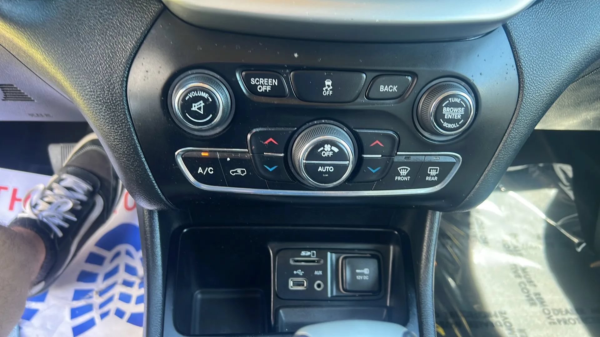 Used 2016 Jeep Cherokee Limited FWD image 22