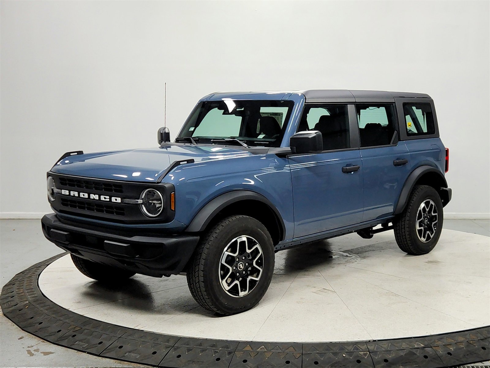 New 2025 Ford Bronco 4-Door image 3