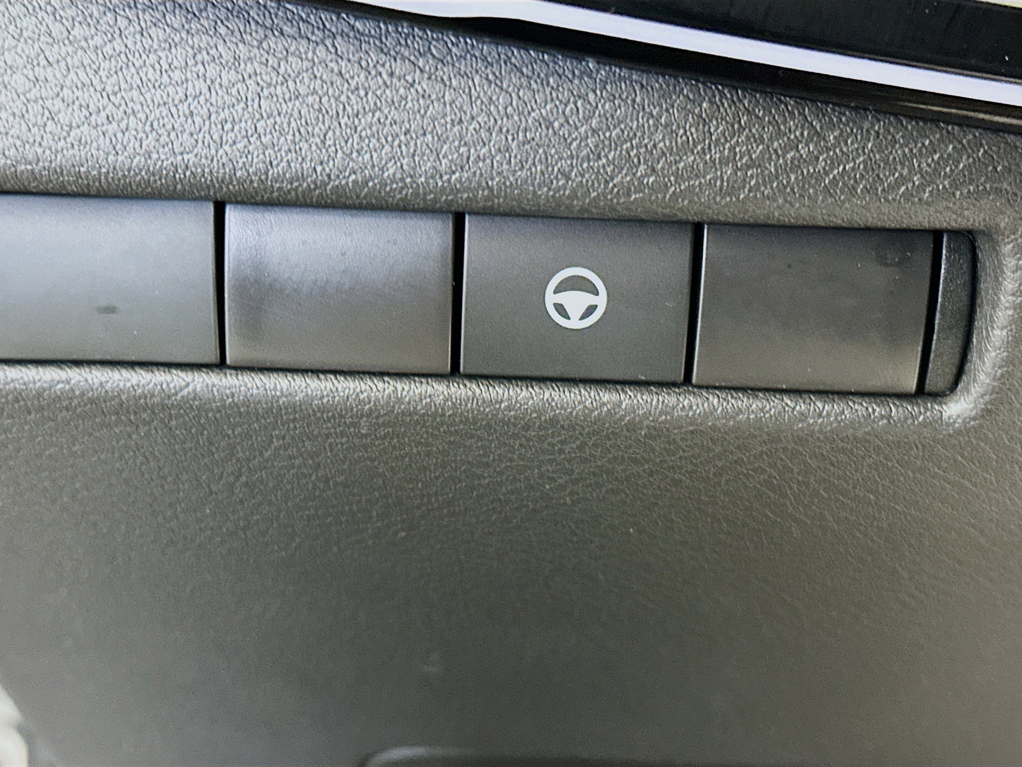 Used 2025 Nissan Kicks SR AWD/4WD image 17