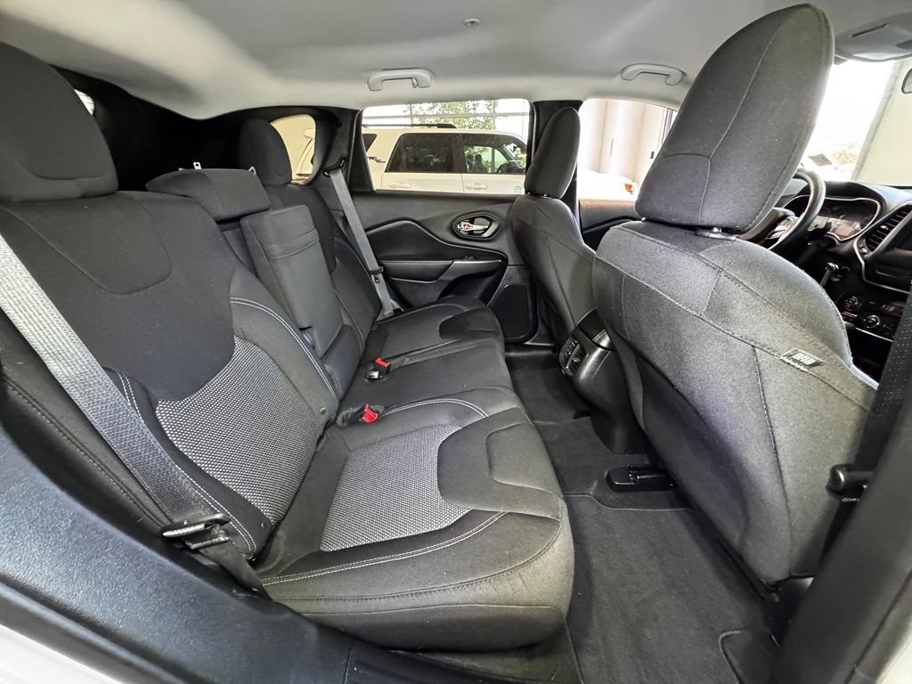 Used 2019 Jeep Cherokee Latitude w/ Popular Appearance Group AWD/4WD image 52
