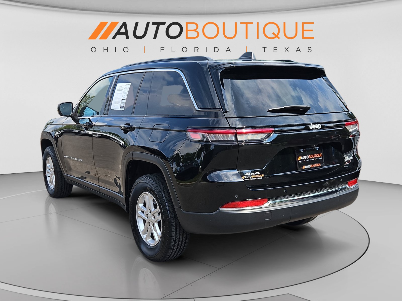Used 2025 Jeep Grand Cherokee Laredo w/ Luxury Tech Group I AWD/4WD image 3
