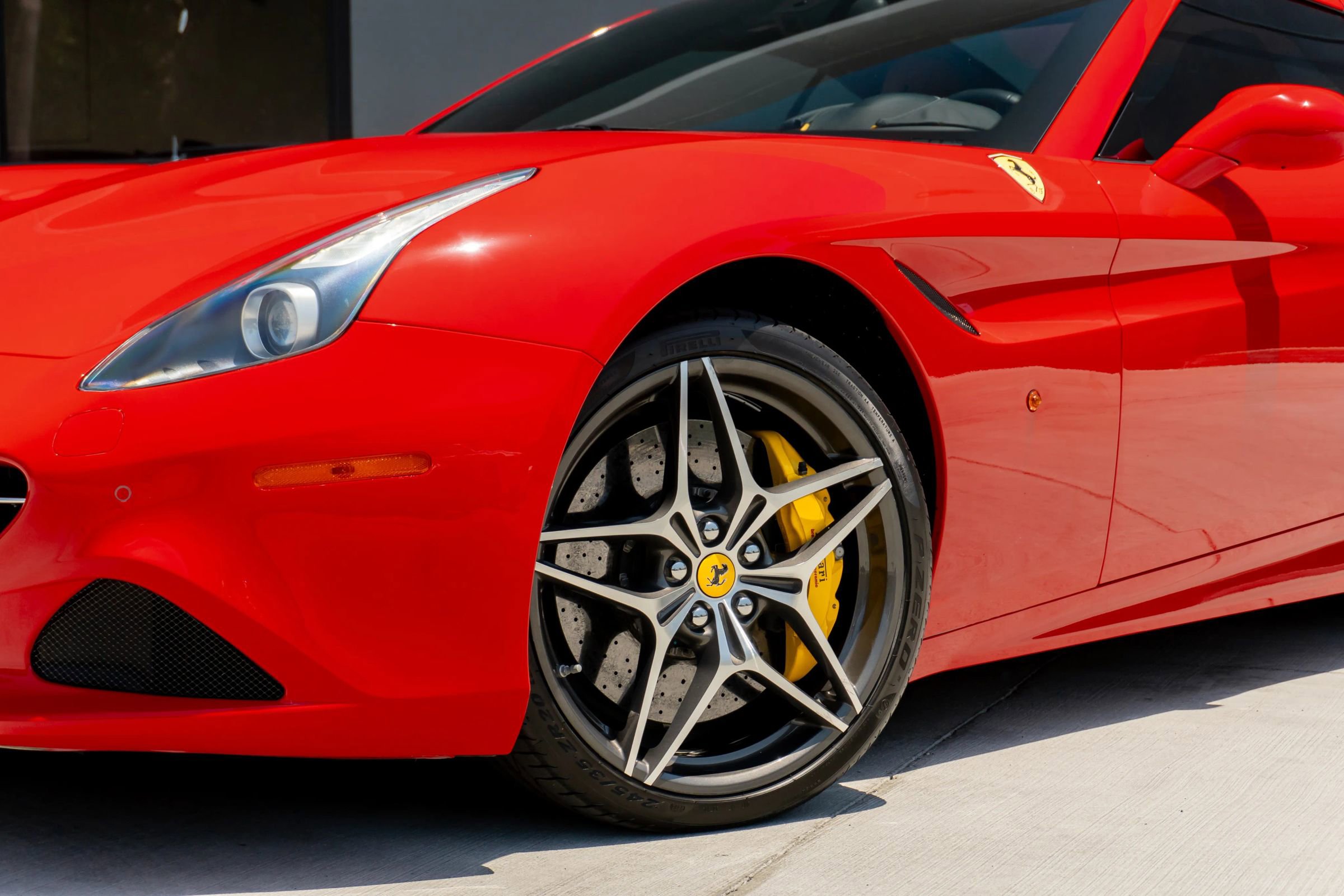 Used 2016 Ferrari California T RWD image 19