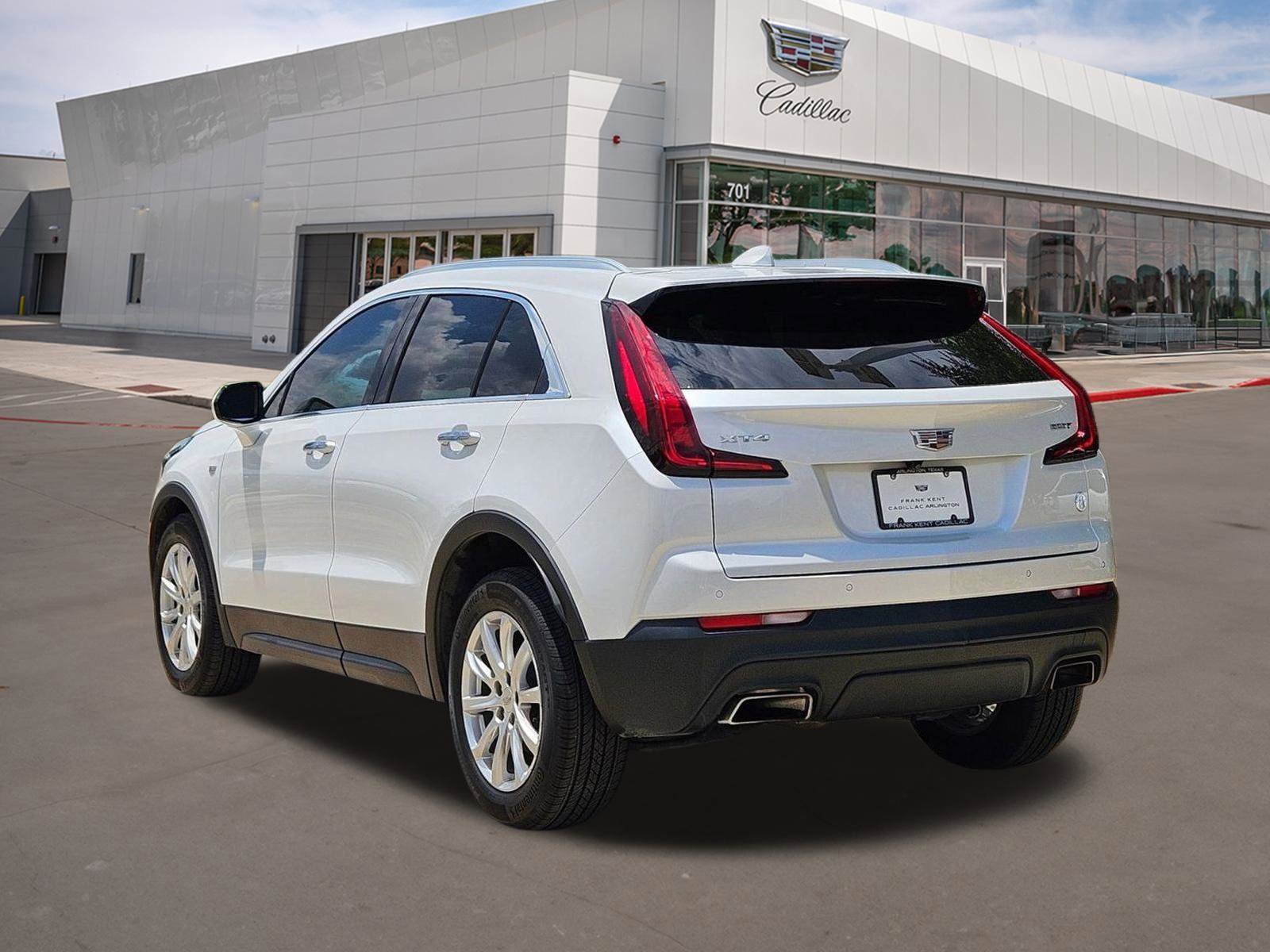 Used 2023 Cadillac XT4 Luxury w/ Cold Weather Package FWD image 4