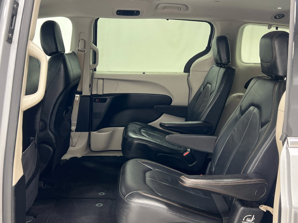 Used 2018 Chrysler Pacifica Touring-L FWD image 30