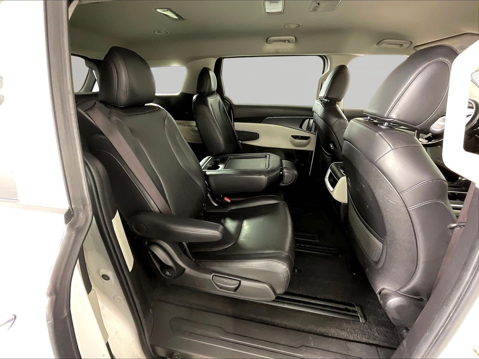 Used 2023 Kia Carnival LX FWD image 25