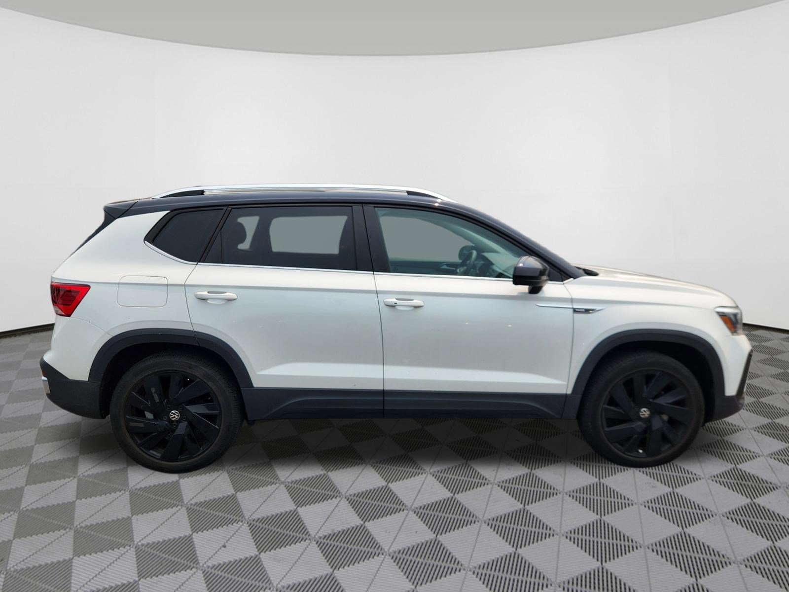 Used 2024 Volkswagen Taos SE w/ Panoramic Sunroof Package AWD/4WD image 6