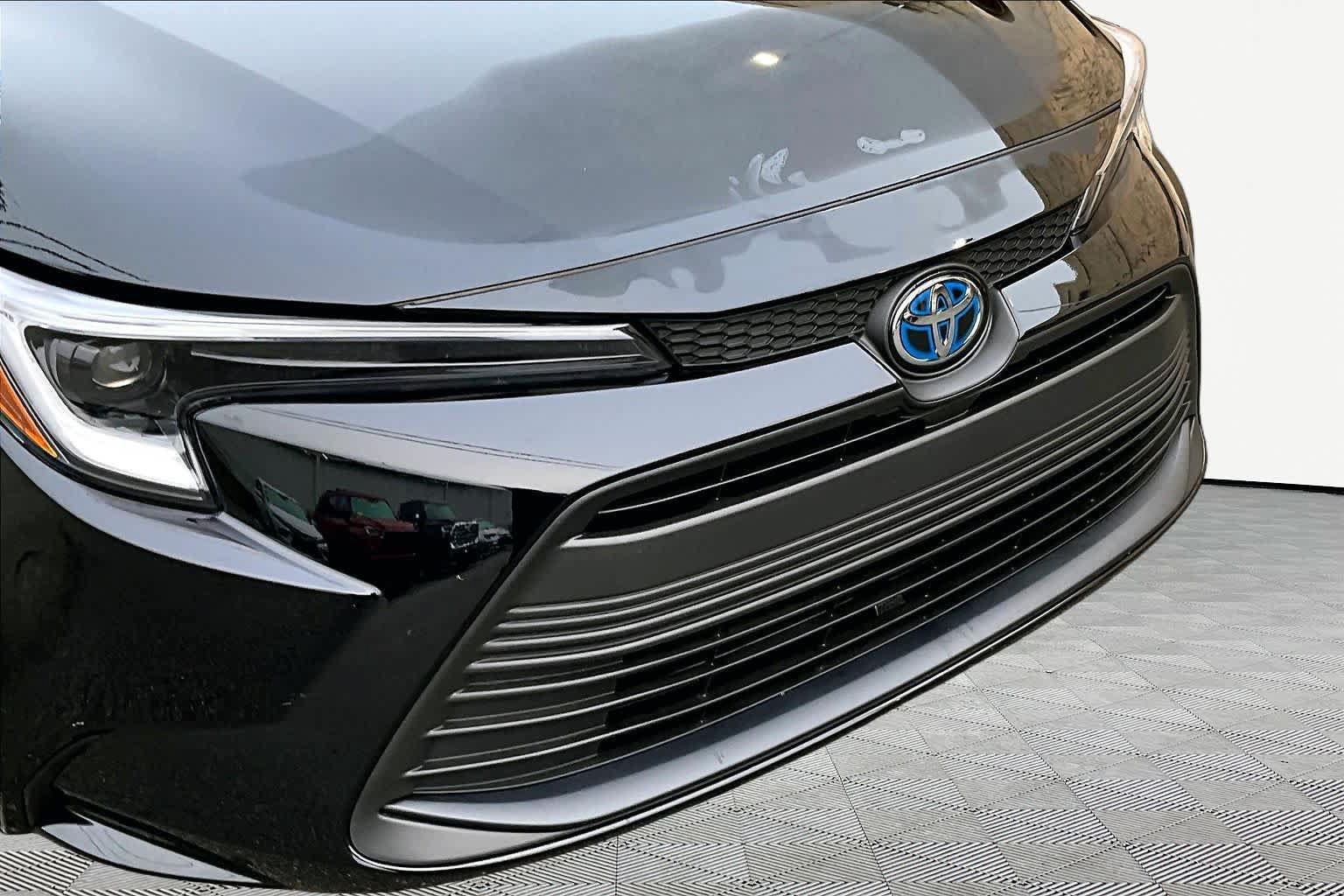 Used 2025 Toyota Corolla LE w/ Convenience Package FWD image 30