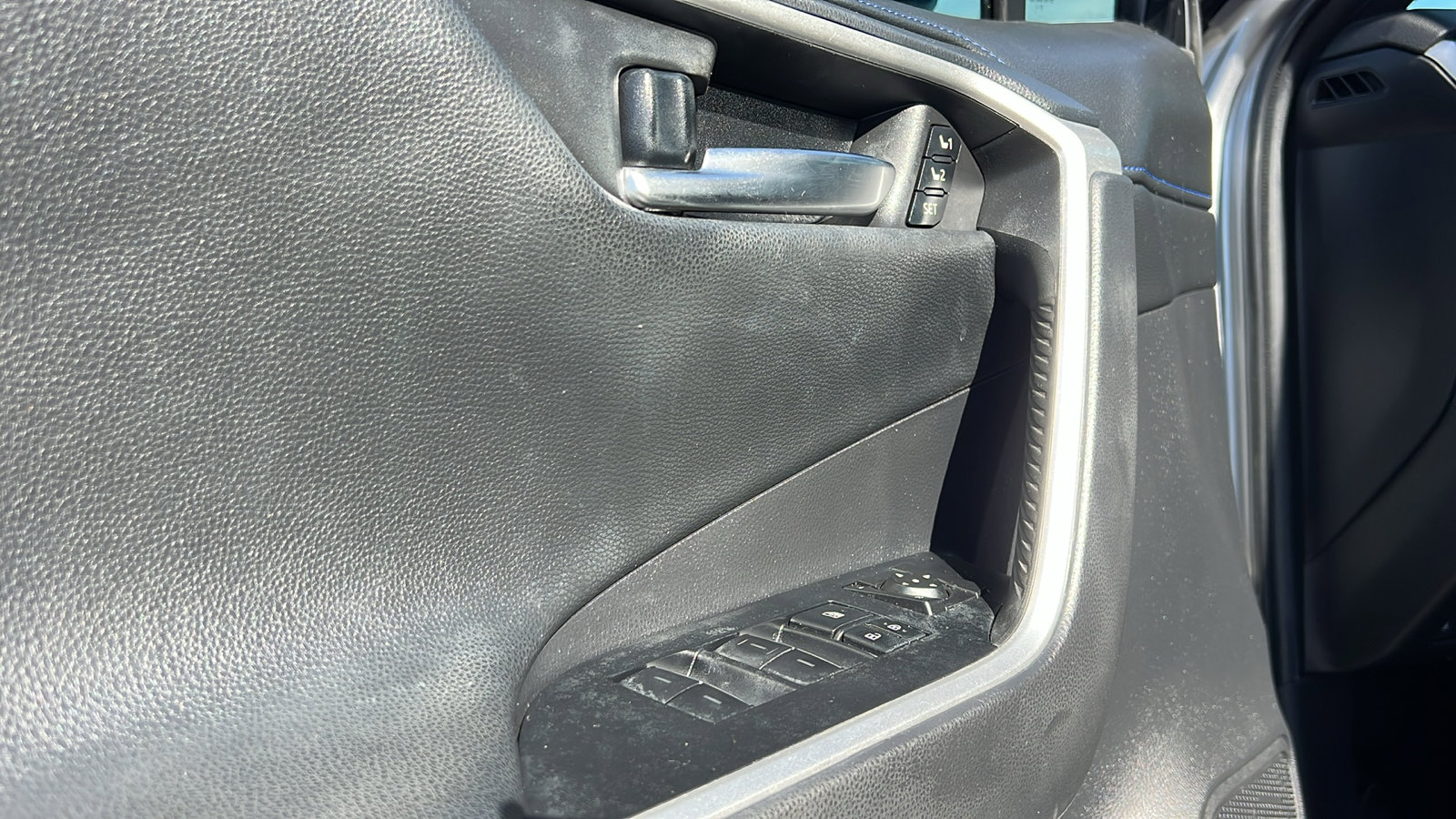 Used 2022 Toyota RAV4 XSE AWD/4WD image 16