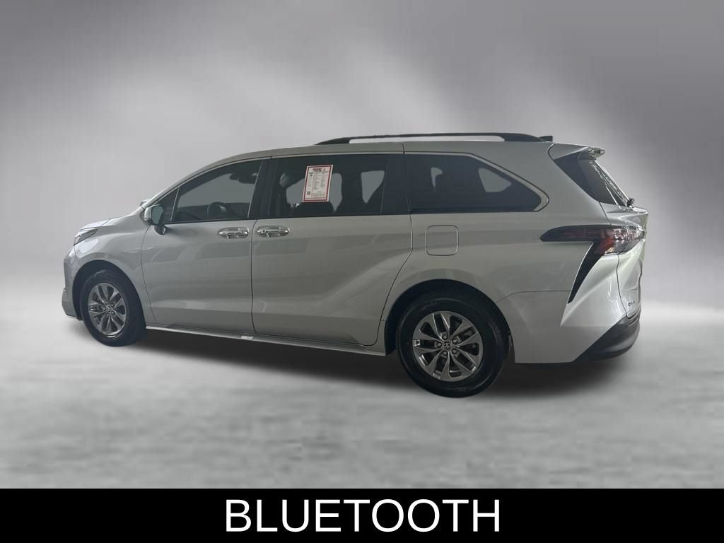 Used 2025 Toyota Sienna XLE FWD image 5