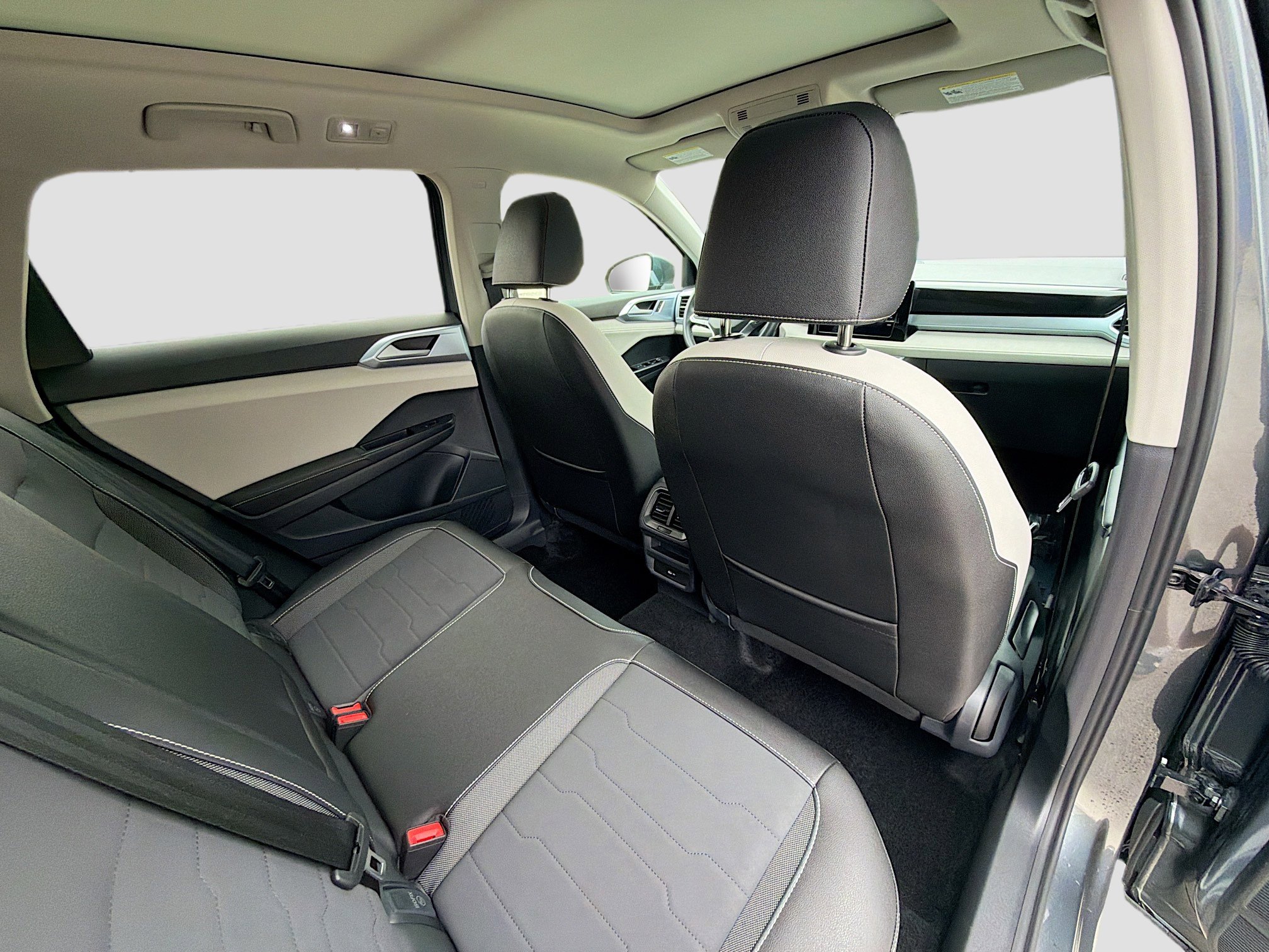 Certified 2025 Volkswagen Taos SE image 29