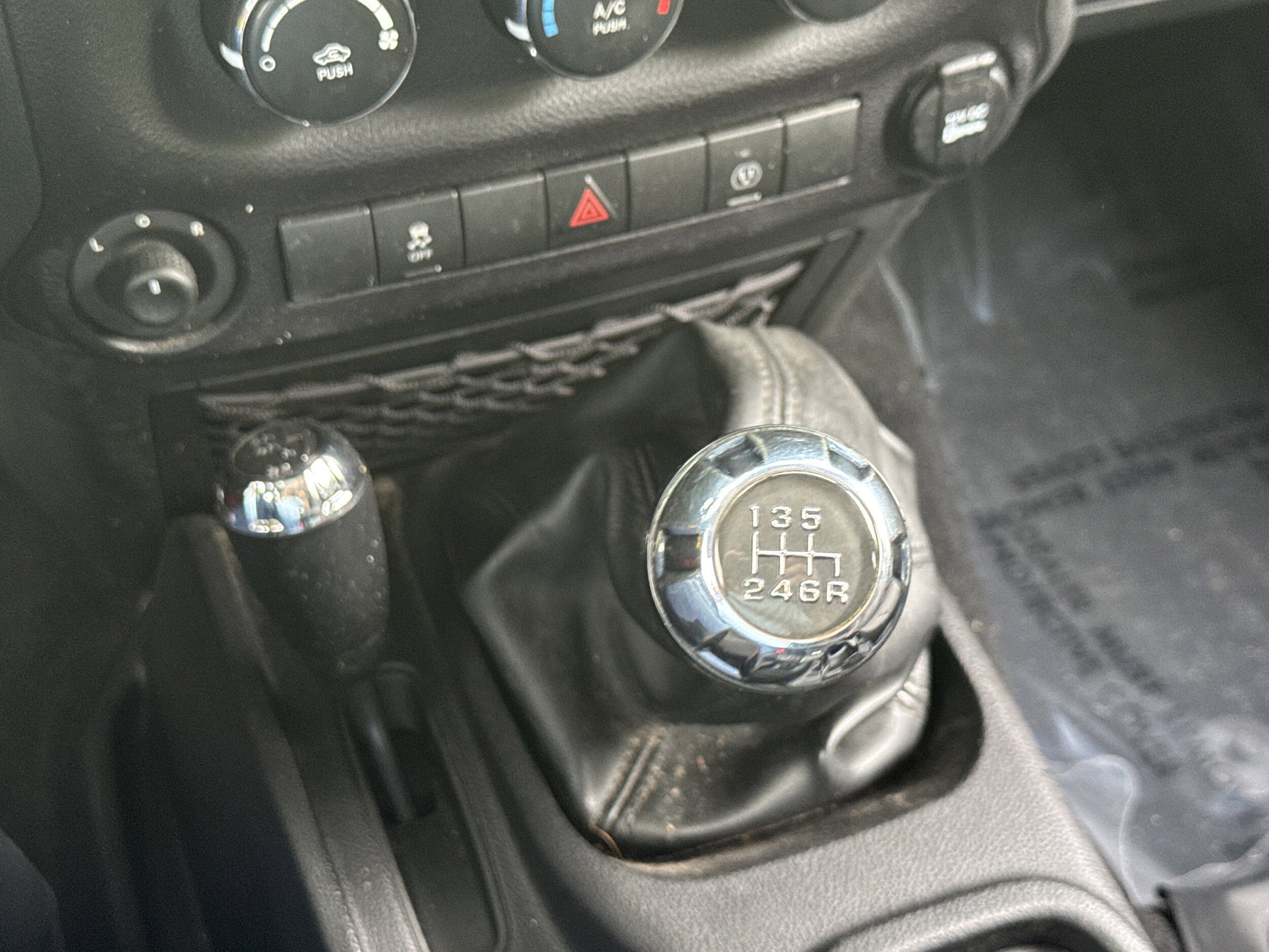 Used 2015 Jeep Wrangler Unlimited Rubicon w/ Connectivity Group AWD/4WD image 12