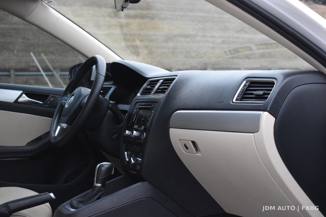 Used 2012 Volkswagen Jetta SEL FWD image 16
