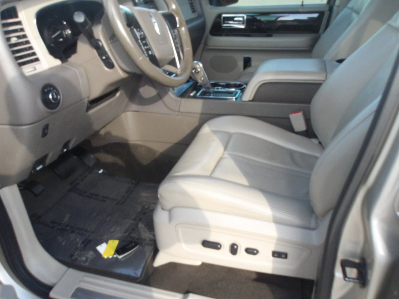 Used 2017 Lincoln Navigator Select image 19