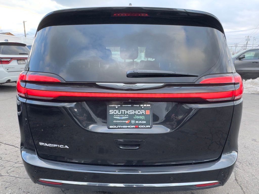 Used 2022 Chrysler Pacifica Touring-L image 6