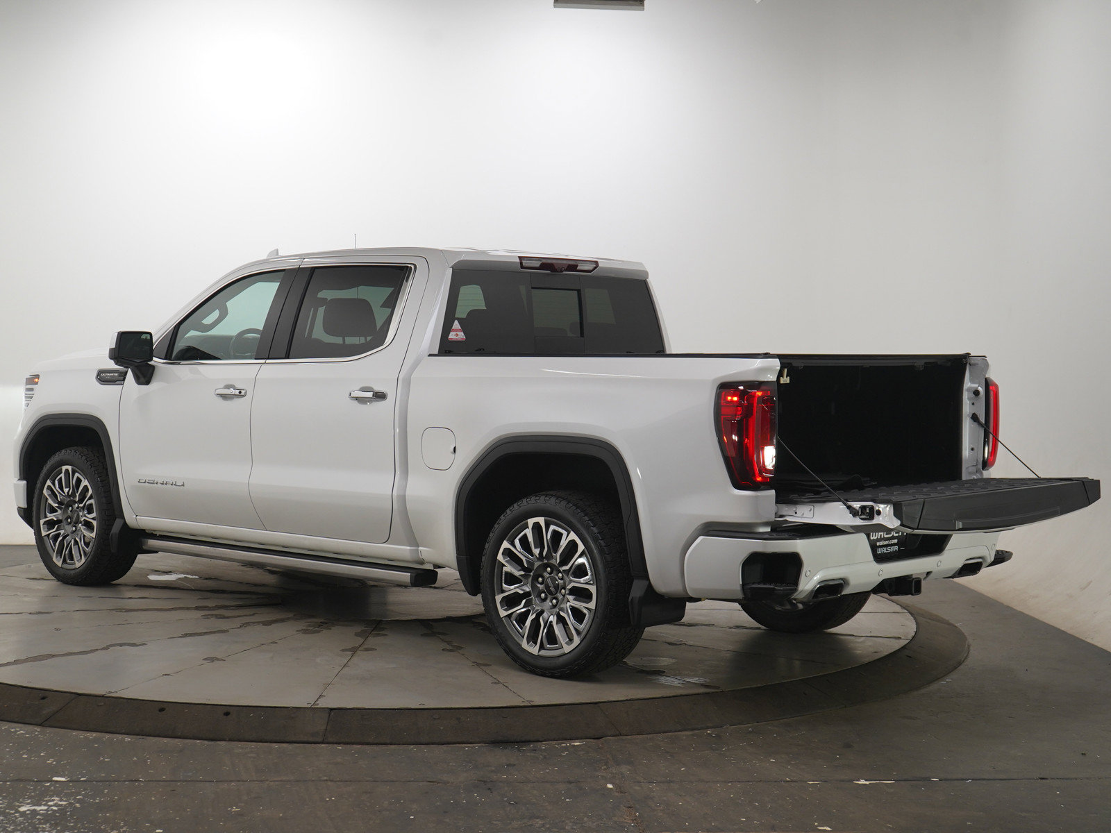 Used 2023 GMC Sierra 1500 Denali Ultimate AWD/4WD image 9