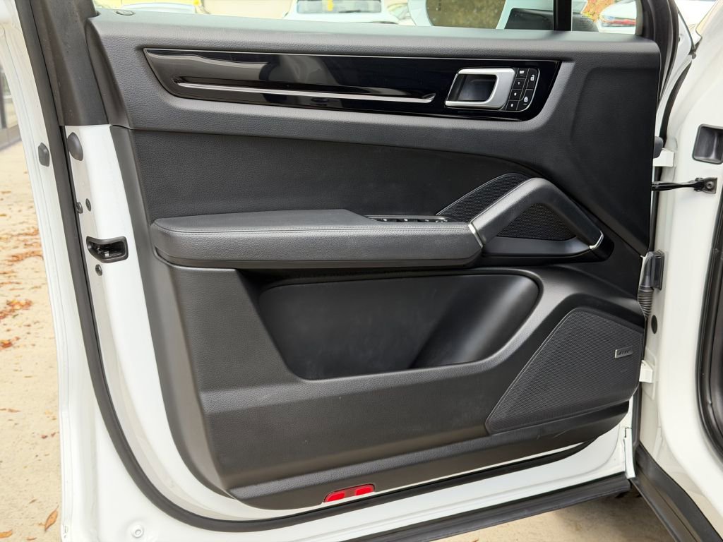 Used 2022 Porsche Cayenne Coupe image 19