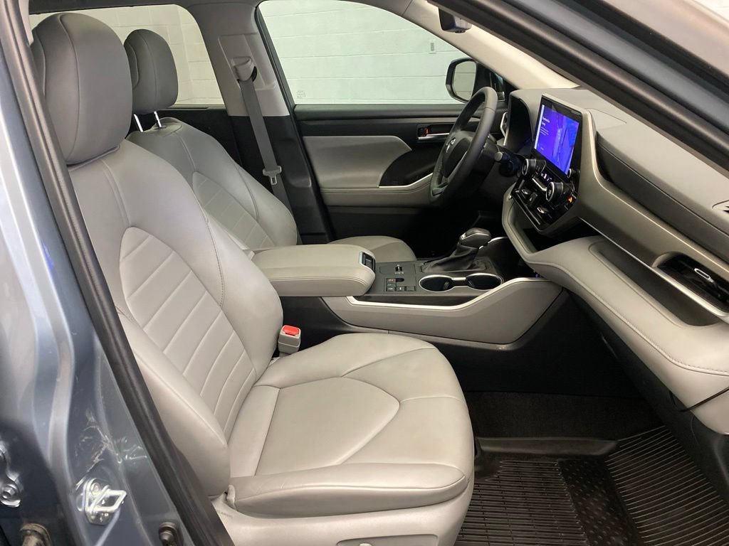 Used 2024 Toyota Highlander XLE FWD image 24