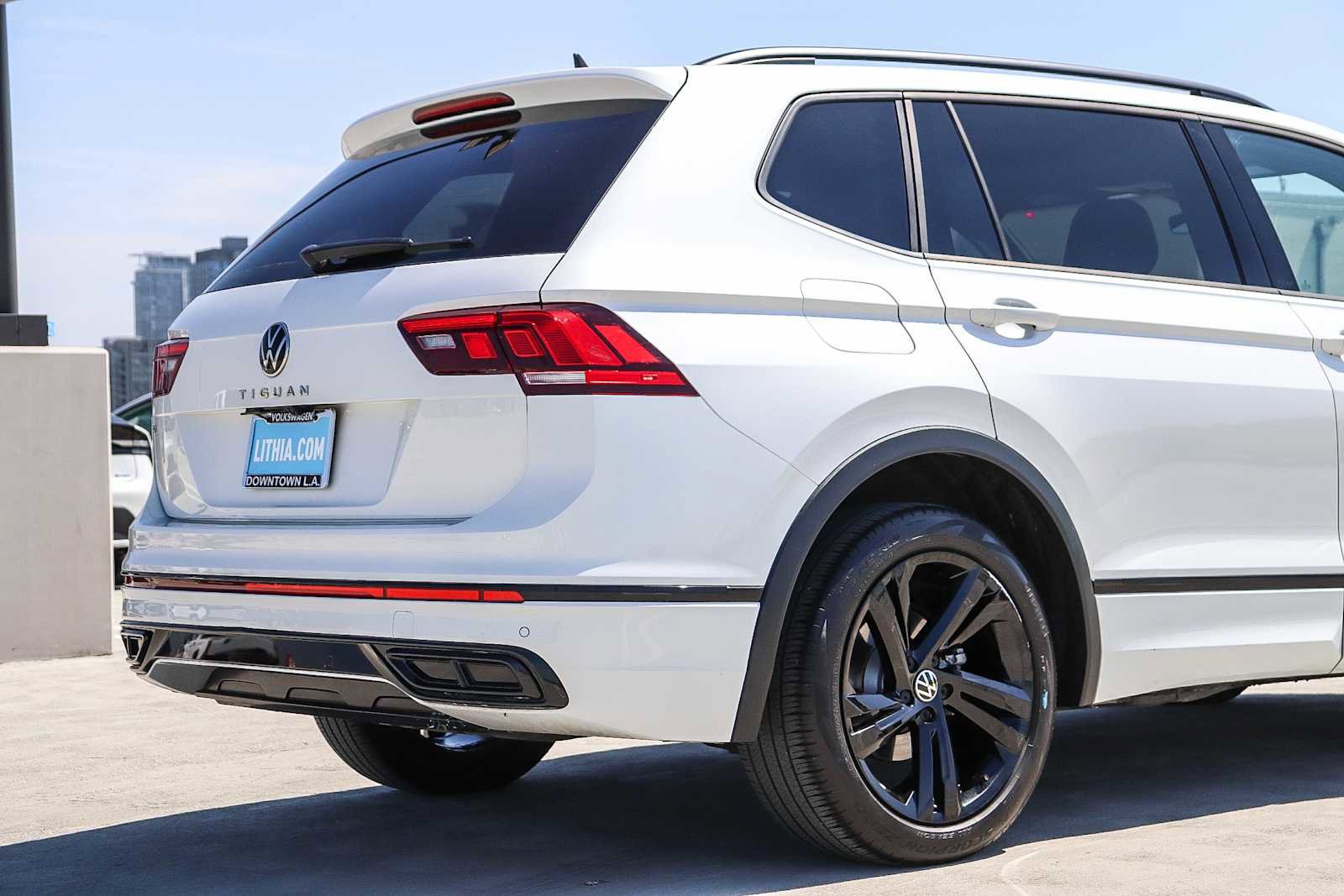 Used 2023 Volkswagen Tiguan SE R-Line FWD image 9