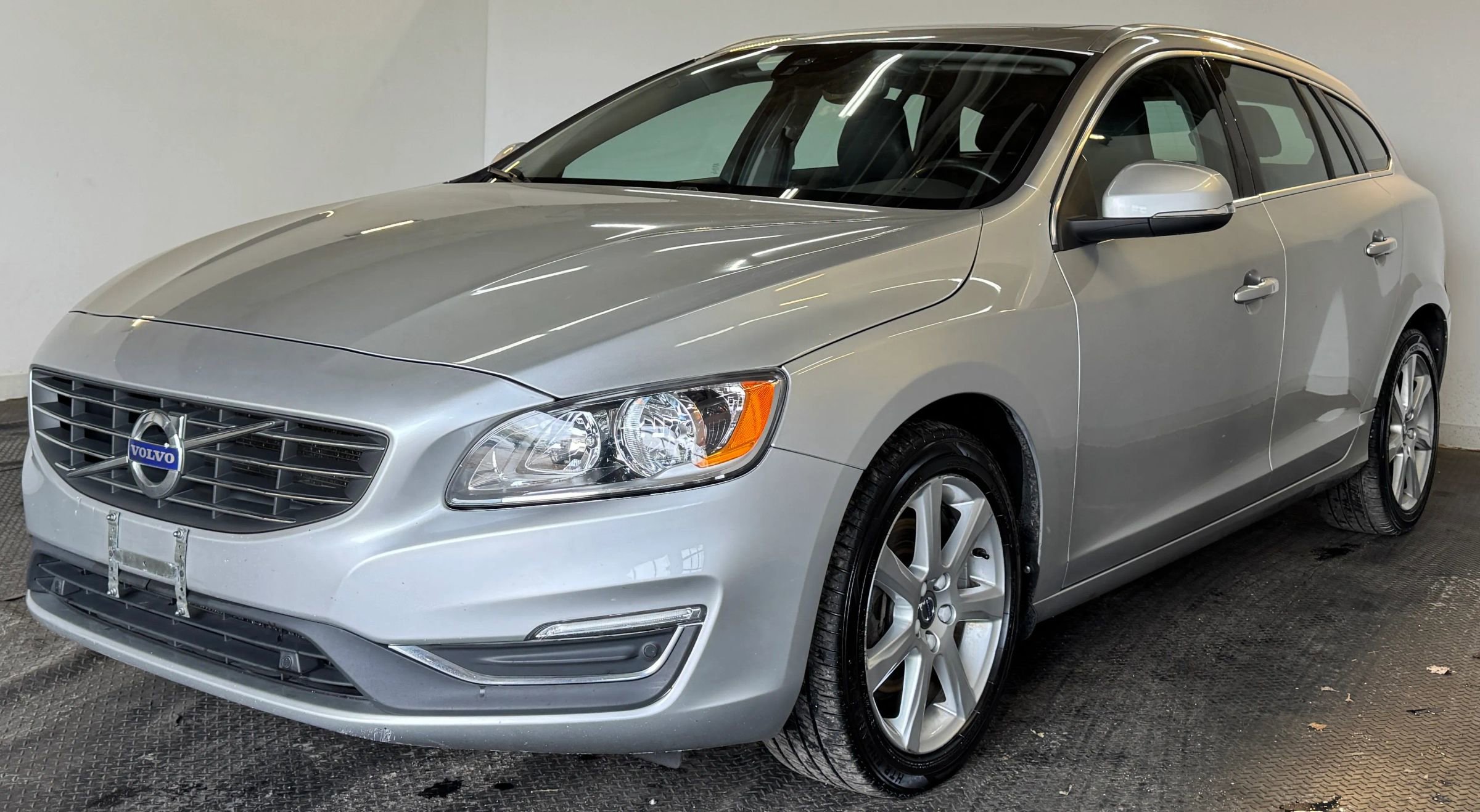 Used 2016 Volvo V60 T5 Premier w/ Convenience Package image 2