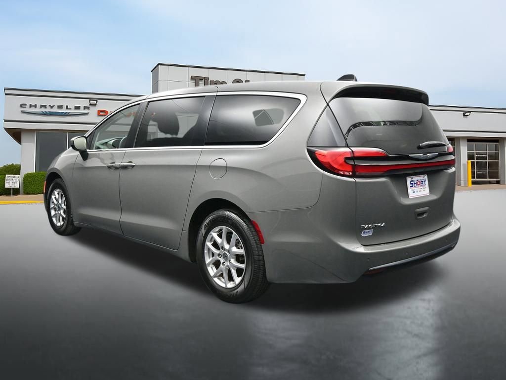 Used 2023 Chrysler Pacifica Touring-L FWD image 3