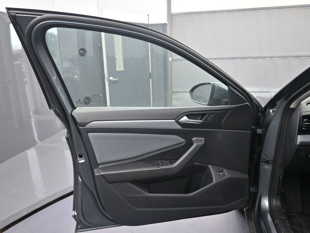 Used 2025 Volkswagen Jetta SE image 39
