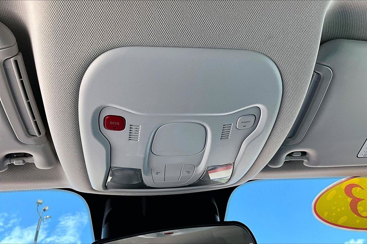Used 2023 Jeep Renegade Latitude AWD/4WD image 16