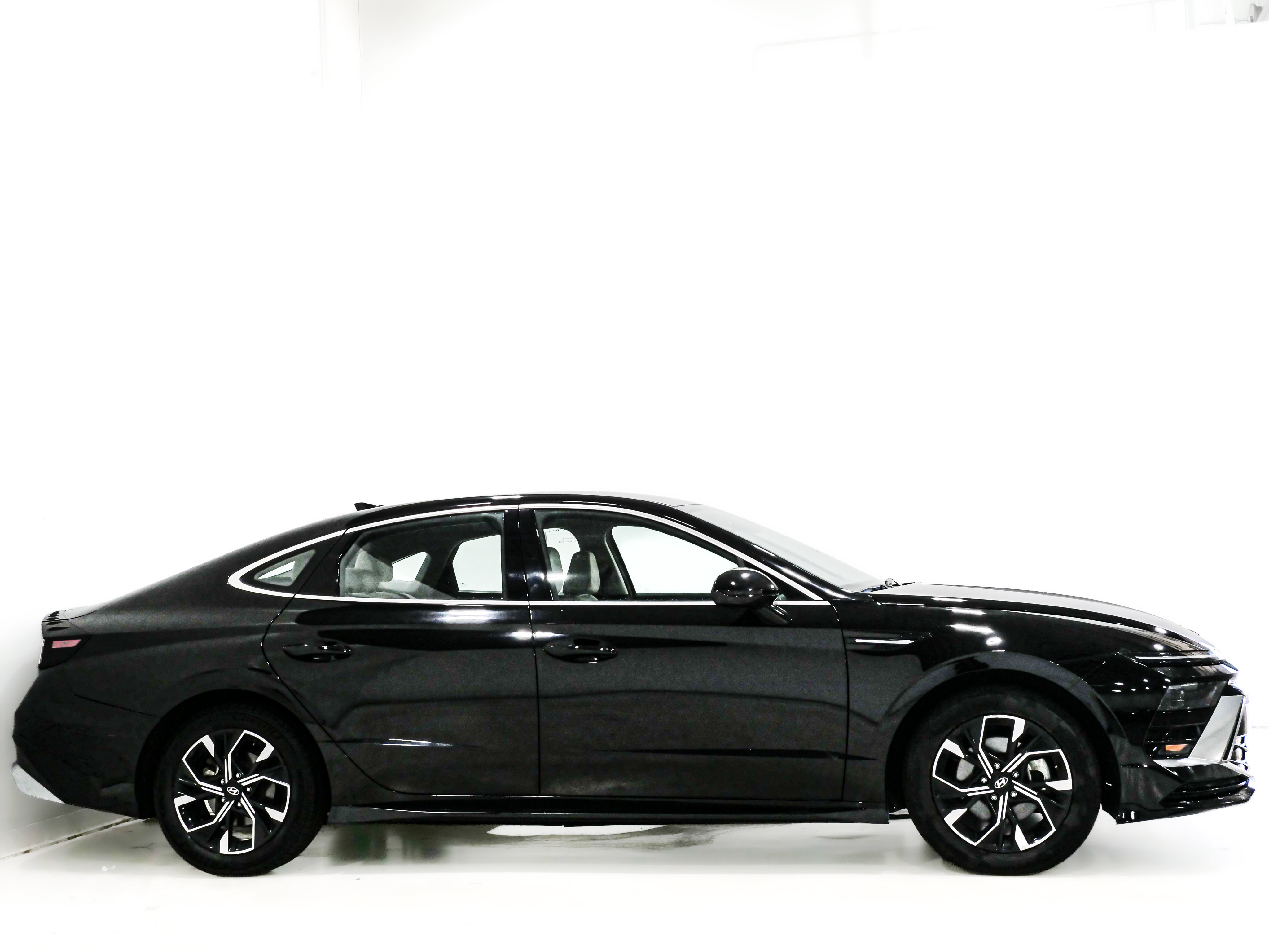 Used 2025 Hyundai Sonata SEL FWD image 4