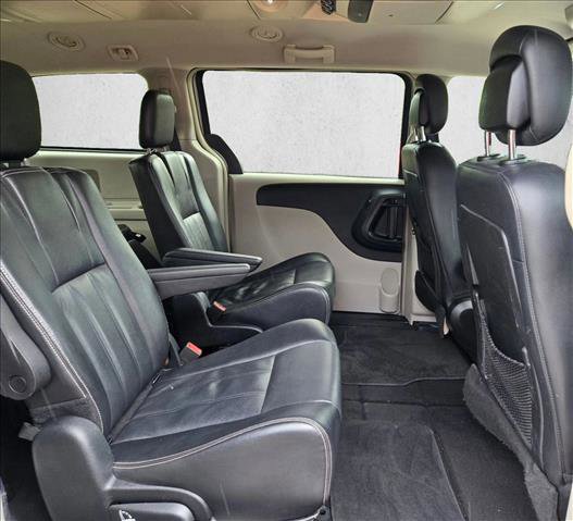 Used 2014 Chrysler Town & Country Touring FWD image 17