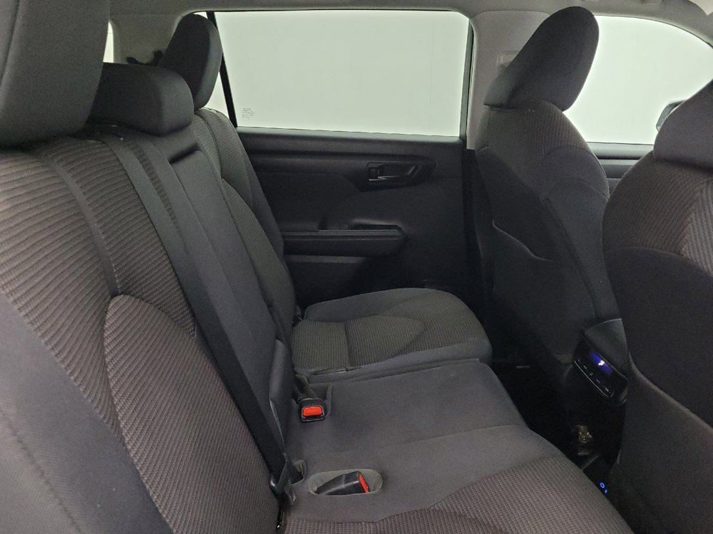 Used 2022 Toyota Highlander L image 19
