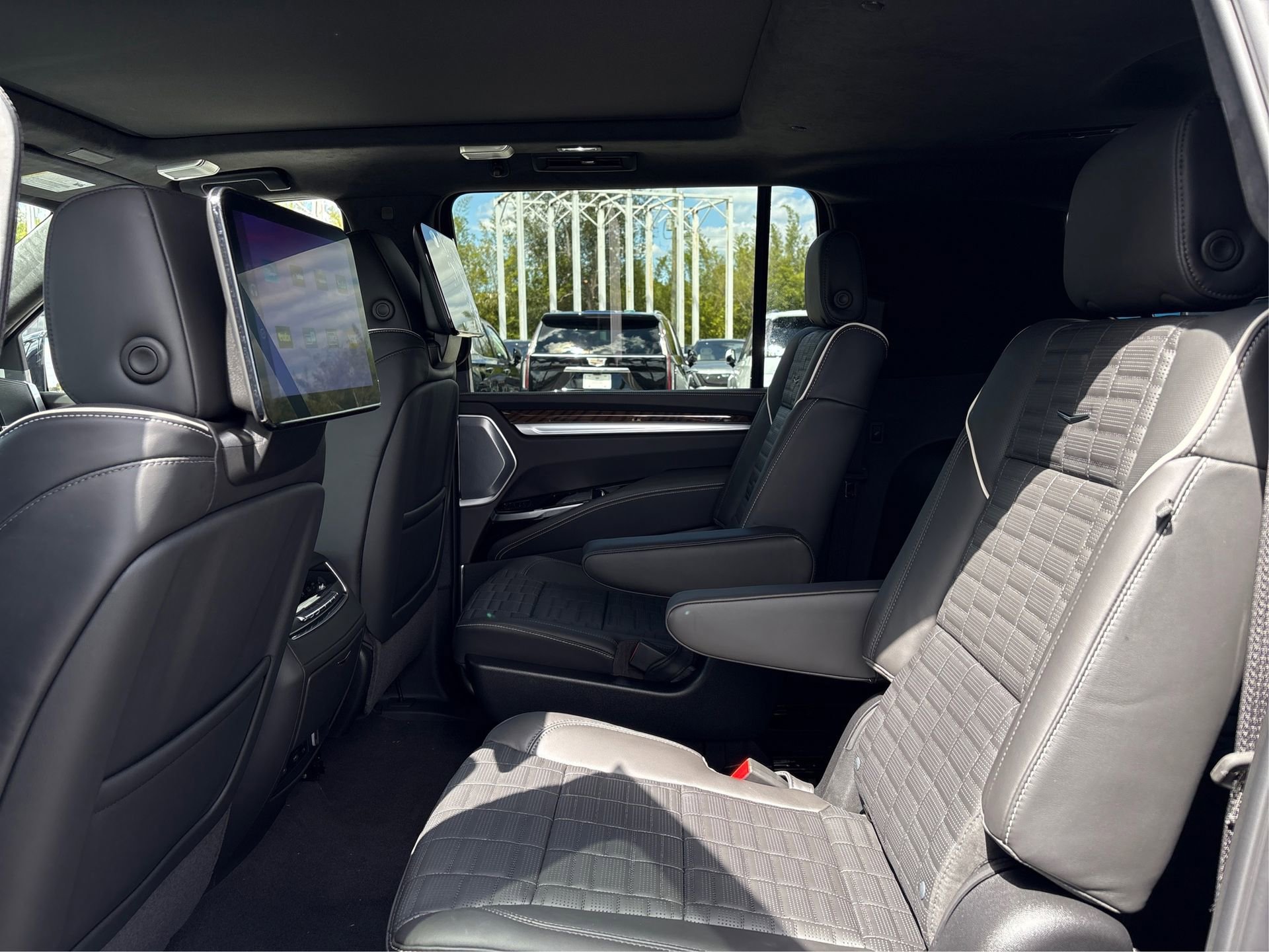 New 2026 Cadillac Escalade ESV Platinum Sport w/ LPO, ONYX Package image 10