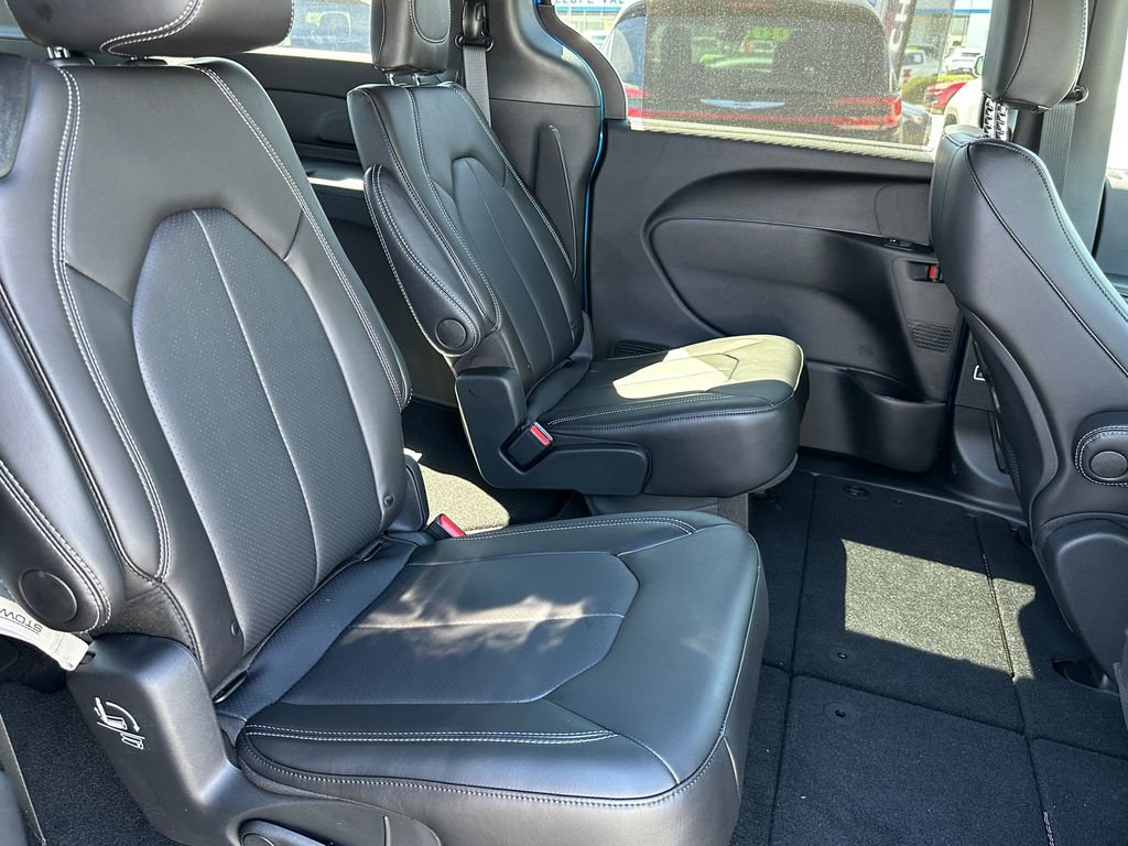 New 2026 Chrysler Pacifica Select FWD image 17
