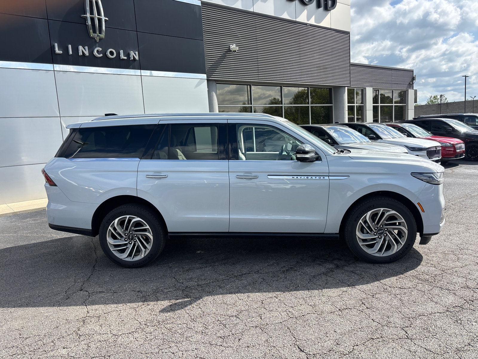 New 2026 Lincoln Navigator Reserve AWD/4WD image 8